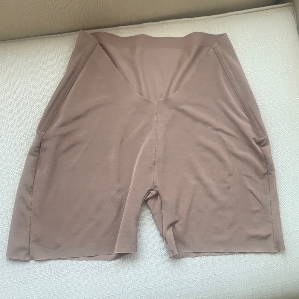 Skims sheer sculpt low back short in sienna